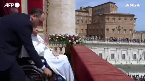 L'ultima apparizione di papa Francesco dalla loggia di San Pietro