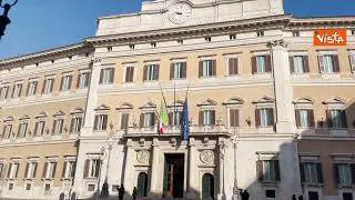 Bandiere a mezz'asta a Montecitorio per la morte di Papa Francesco