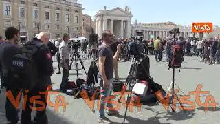 Morte di Papa Francesco, giornalisti e troupe televisive da tutto il mondo davanti a San Pietro