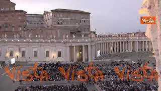 Rosario in suffragio di Papa Francesco, l'applauso dei fedeli e le grida: "Viva il Papa"