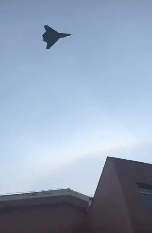 Cina, avvistato in volo il misterioso caccia J-50