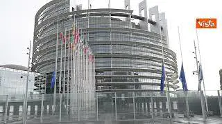 Addio Papa Francesco, bandiere a mezz'asta al Parlamento Ue di Strasburgo