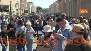 Addio Papa Francesco, piazza San Pietro piena di fedeli il giorno dopo la morte del Santo Padre