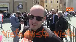 L'addio a Papa Francesco dei fedeli a Piazza San Pietro: "Pensavamo si riprendesse, dispiace tanto"