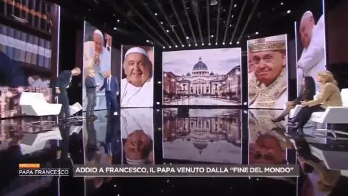 Sallusti parla di Papa Francesco in tv e cade dalla sedia