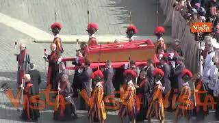 Addio a Papa Francesco, la salma del Santo Padre attraversa piazza San Pietro