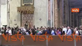 Addio a Papa Francesco, la fila dei fedeli venuti a rendere omaggio alla salma del Santo Padre