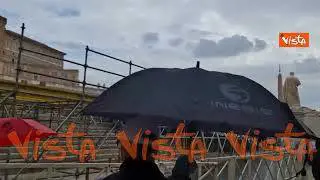 Funerali di Papa Francesco, i lavori di allestimento del palco in piazza San Pietro
