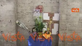 Addio a Papa Francesco, l'omaggio dei fedeli con fori e biglietti in via della Conciliazione