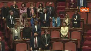25 aprile, La Russa parla da seduto, poi si alza in piedi su richiesta di Pd e Iv: Polemica inutile