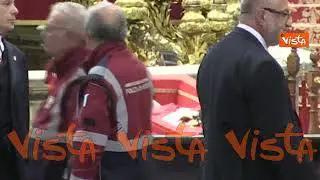 Il feretro di Papa Francesco esposto nella Basilica di San Pietro