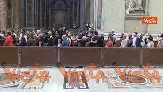 Addio a Papa Francesco, la fila dei fedeli a San Pietro per rendere l'ultimo saluto al feretro