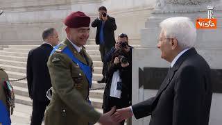 25 Aprile, Mattarella saluta le autorità e lascia l'Altare della Patria dopo la cerimonia