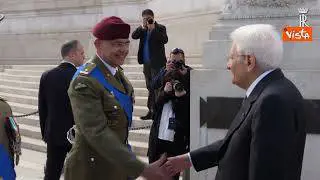 25 Aprile, Mattarella saluta le autorità e lascia l'Altare della Patria dopo la cerimonia