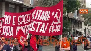 Foto di Meloni, Schlein, von der Leyen e Fratoianni con mani insanguinate al corteo pro Pal a Roma