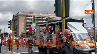 25 Aprile, il corteo dell'Anpi a Roma con la foto di Papa Francesco e le bandiere tricolore
