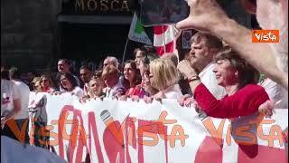 25 Aprile, i manifestanti cantano "Bella ciao" al corteo di Milano