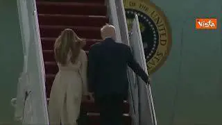Trump e Melania salgono sull'Air Force One per volare a Roma per i funerali del Papa
