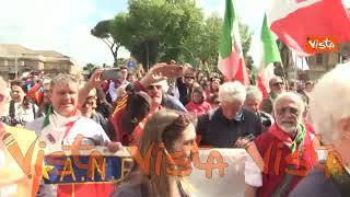 Festa della Liberazione, il corteo dell'Anpi depone due corone di fiori a Porta San Paolo a Roma