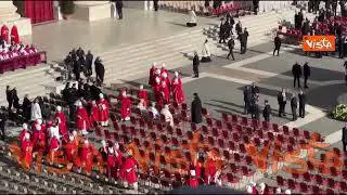 Funerali Papa Francesco, l'arrivo dei cardinali in Piazza San Pietro per la cerimonia