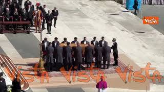 Il feretro di Papa Francesco portato sul sagrato di Piazza San Pietro per i funerali