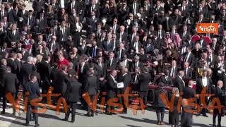 Macron e Zelensky si salutano sul sagrato di Piazza San Pietro ai funerali di Papa Francesco