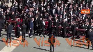 Funerali Papa Francesco, Trump e Melania arrivano sul sagrato di Piazza San Pietro per la cerimonia