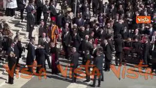 Applauso per Zelensky al suo arrivo a San Pietro. Il leader ucraino con cappotto e camicia nera