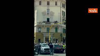 Le immagini a bordo del corteo presidenziale di Trump per le vie di Roma
