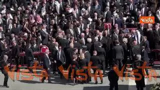 Funerali Papa Francesco, Trump incontra Von der Leyen, la stretta di mano a San Pietro