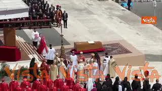 Funerali Papa Francesco, vento sfoglia pagine del Vangelo come era successo per Giovanni Paolo II