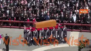 Funerali Papa Francesco, il feretro portato via da Piazza San Pietro tra gli applausi della folla