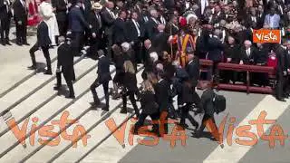 Funerali Papa Francesco, la delegazione italiana con Mattarella e Meloni lascia Piazza San Pietro
