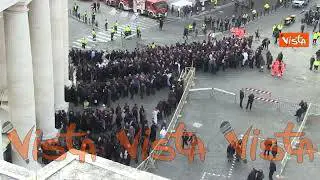 Funerali di Papa Francesco, lunghe file ai controlli per entrare in Piazza San Pietro