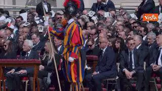 Meloni ai funerali di Papa Francesco a San Pietro. Per lei completo nero e i capelli raccolti
