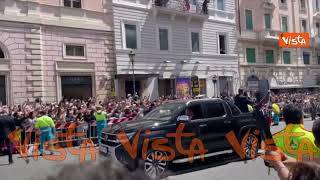 Il feretro di Papa Francesco attraversa Roma sulla papamobile verso Santa Maria Maggiore