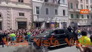 Il feretro di Papa Francesco attraversa Roma sulla papamobile verso Santa Maria Maggiore