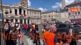 La Papamobile con il feretro di Papa Francesco arriva a Santa Maria Maggiore tra gli applausi