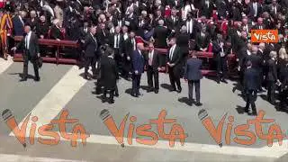 Trump prende per mano Melania e lasciano Piazza San Pietro al termine del funerale del Papa