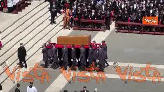 Funerali Papa Francesco, Trump applaude al passaggio del feretro al termine della cerimonia