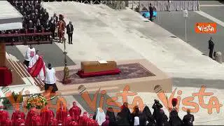 Le pagine del Vangelo sul feretro di Papa Francesco sfogliate dal vento durante i funerali