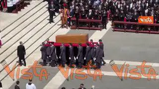 Trump, Macron e gli altri leader applaudono al passaggio del feretro di Papa Francesco a San Pietro