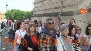 Lunghe code di fedeli a S. Maria Maggiore per rendere l'ultimo saluto alla tomba di Papa Francesco