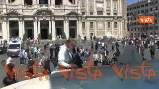 I fedeli in uscita dalla basilica di S. Maria Maggiore dopo la visita alla tomba di Papa Francesco