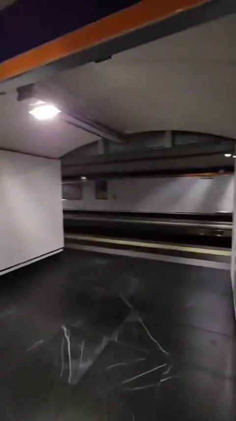 Il maxi black-out ferma metro e treni in Spagna: le immagini