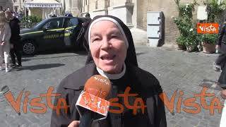 L'emozione dei fedeli dopo la visita alla tomba di Papa Francesco: "Un Papa di tutti"