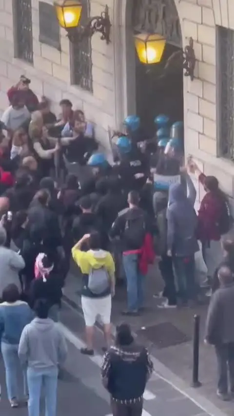 L'assalto degli anarchici al Municipio di Lecco