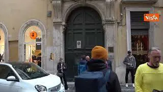 Sul balcone della sede romana del M5s lo striscione "antifascista" come nella panetteria di Ascoli