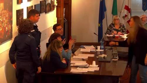 Scontro in Aula a Impruneta: presidente del Consiglio toglie il microfono al consigliere