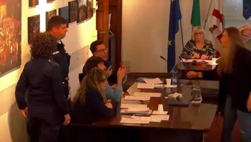 Scontro in Aula a Impruneta: presidente del Consiglio toglie il microfono al consigliere